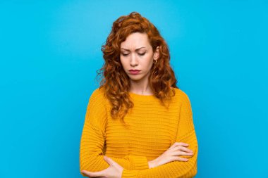 Üzgün ve depresif ifade ile sarı kazak ile Redhead kadın