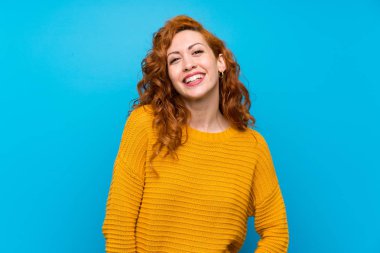 Sarı kazak gülümseyen redhead kadın
