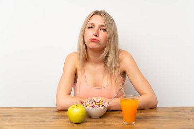 Genç sarışın kadın kahvaltı üzgün olan