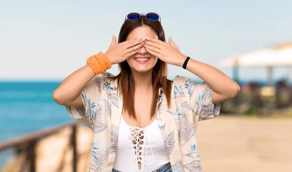 Yaz Tatillerinde Bikinili Genç Kadın Plajda Gözlerini Elleriyle Kapadı — Stok fotoğraf