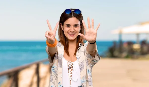 Yaz Tatillerinde Bikinili Genç Kadın Sahilde Parmaklarıyla Yedi Sini Sayarak — Stok fotoğraf
