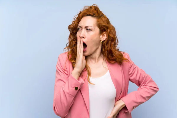 Redhead Woman Suit Isolated Blue Wall Yawning Covering Wide Open — Stock Photo, Image