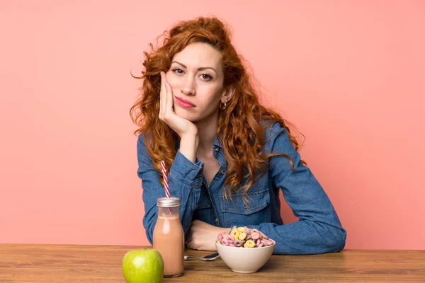 Donna Rossa Che Colazione Cereali Frutta Infelice Frustrato — Foto Stock