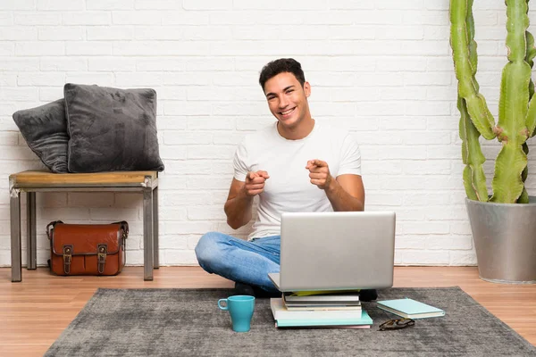 Bell Uomo Seduto Sul Pavimento Con Suo Portatile Punta Dito — Foto Stock