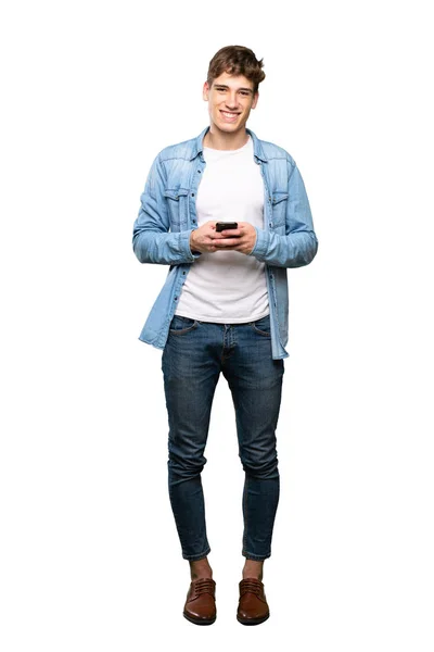 Eine Ganzkörperaufnahme Eines Gutaussehenden Jungen Mannes Der Mit Dem Handy — Stockfoto