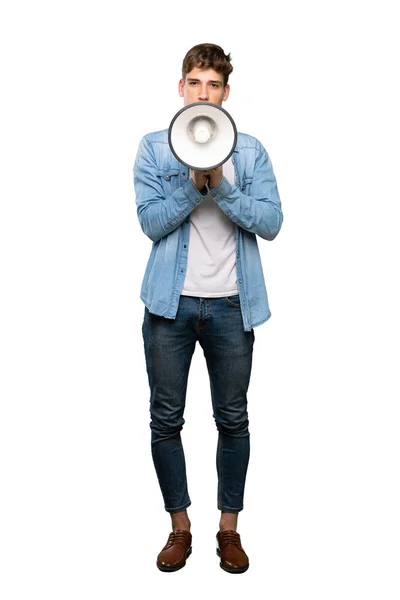 Полнометражный Снимок Красивого Молодого Человека Кричащего Через Мегафон Изолированном Белом — стоковое фото