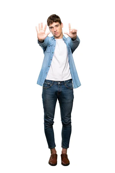 Полнометражный Снимок Красивого Молодого Человека Насчитавшего Семь Пальцев Изолированном Белом — стоковое фото