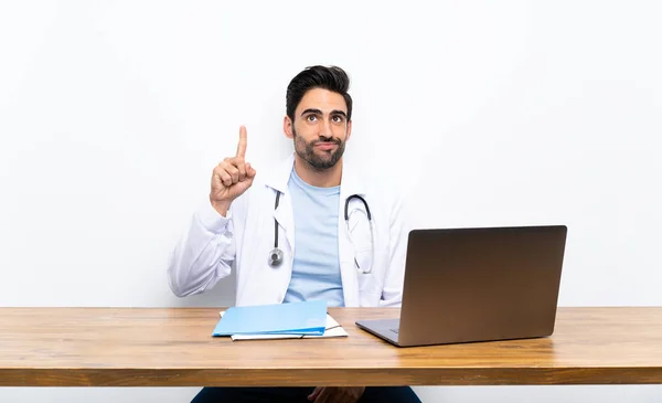 Ung Doktor Man Med Sin Laptop Över Isolerad Vägg Som — Stockfoto