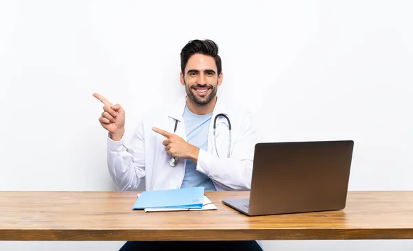 Ung Doktor Man Med Sin Laptop Över Isolerade Vägg Pekfingret — Stockfoto