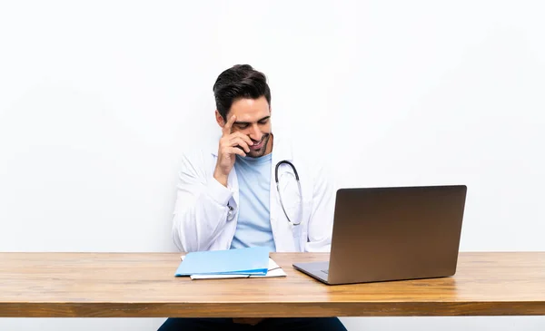 Ung Doktor Man Med Sin Laptop Över Isolerad Vägg Skrattar — Stockfoto