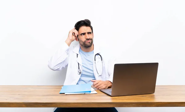 Ung Doktor Man Med Sin Laptop Över Isolerad Vägg Med — Stockfoto