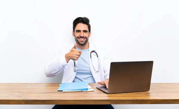 Ung Doktor Man Med Sin Laptop Över Isolerad Vägg Ger — Stockfoto