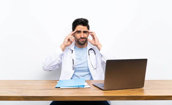 Ung Doktor Man Med Sin Laptop Över Isolerad Vägg Olycklig — Stockfoto