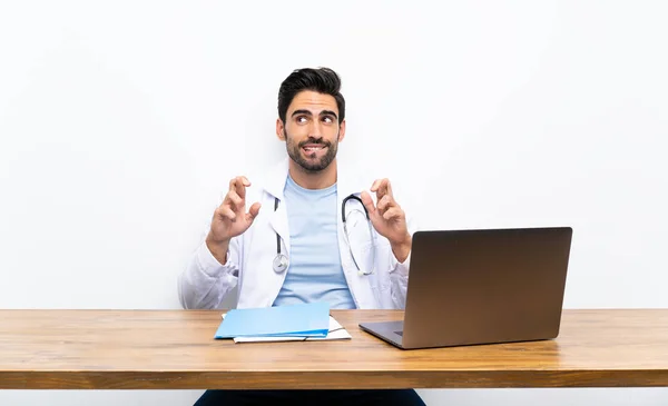 Ung Doktor Man Med Sin Laptop Över Isolerad Vägg Med — Stockfoto