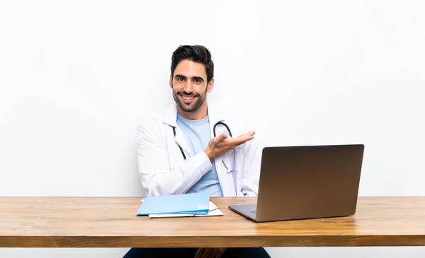 Ung Doktor Man Med Sin Laptop Över Isolerad Vägg Förlänga — Stockfoto
