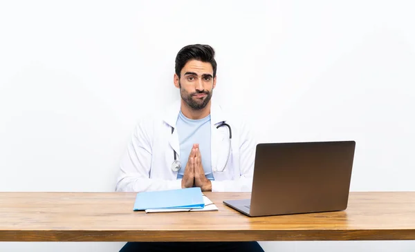 Ung Doktor Man Med Sin Laptop Över Isolerade Vägg Plädning — Stockfoto