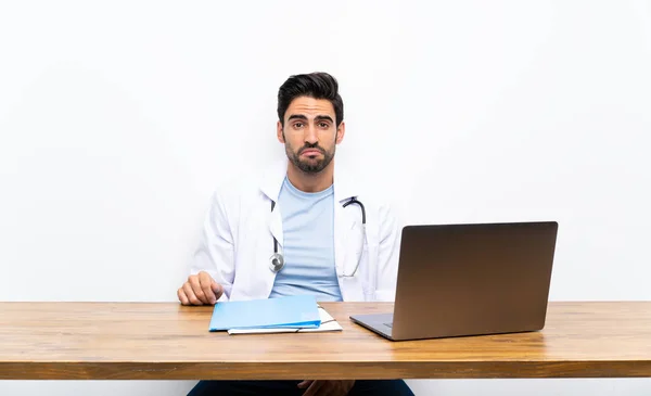 Ung Doktor Man Med Sin Laptop Över Isolerade Wall Sad — Stockfoto