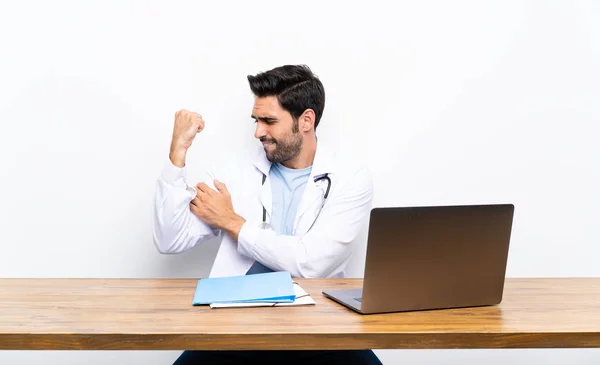 Ung Doktor Man Med Sin Laptop Över Isolerad Vägg Gör — Stockfoto