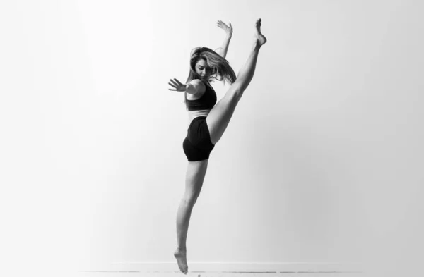 年轻的舞蹈女孩在孤立的白墙 — 图库照片