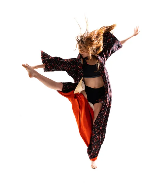 Joven Bailarina Con Kimono Saltando —  Fotos de Stock