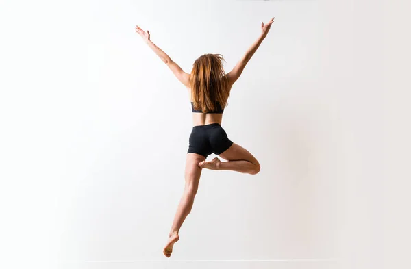 Jeune Fille Danse Sur Mur Blanc Isolé — Photo