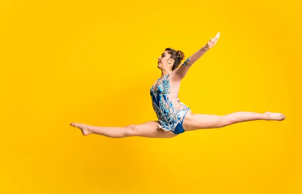 新体操ジャンプをしている女の子 — ストック写真
