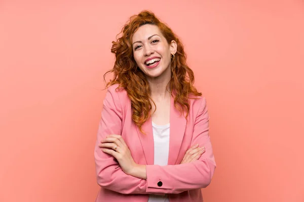 Redhead Žena Skafandru Nad Izolovanou Růžovou Stěnou Smíchem — Stock fotografie