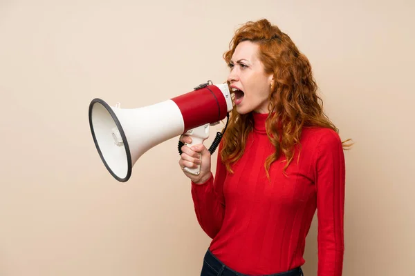 Roodharige Vrouw Met Coltrui Trui Schreeuwen Door Een Megafoon — Stockfoto
