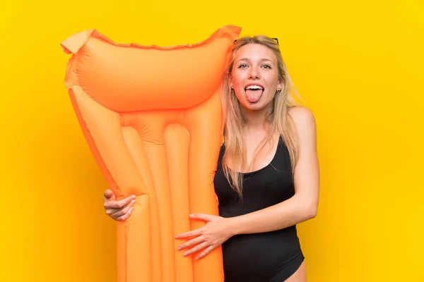 Mujer Joven Traje Baño Sobre Fondo Amarillo Mostrando Lengua Cámara — Foto de Stock