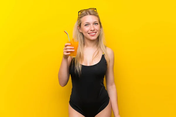 Mujer Joven Traje Baño Sobre Fondo Amarillo Con Cóctel — Foto de Stock