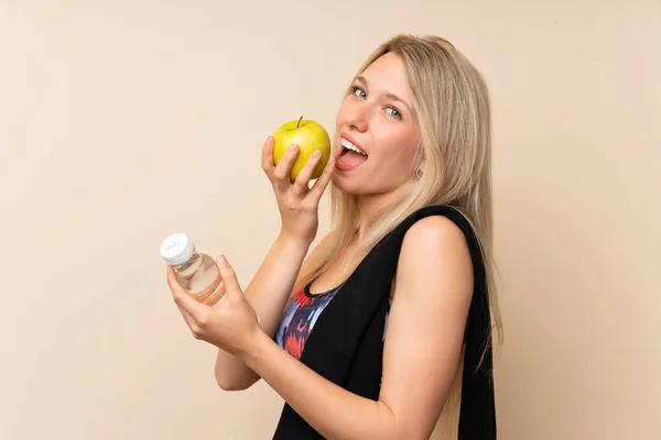 Ung Blond Sport Kvinna Med Ett Äpple Och Flaska Vatten — Stockfoto