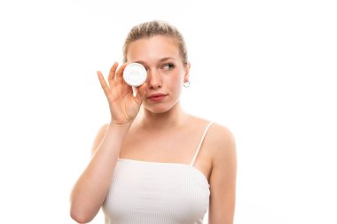 Nemlendirici ile izole beyaz arka plan üzerinde genç sarışın kadın