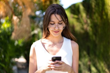 Bir telefon ile açık havada genç kız