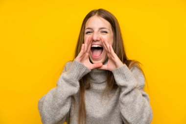Sarı arka planda uzun saçlı genç bir kadın ağzı açık bağırıyor.