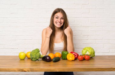 Zaferi kutlayan bir sürü sebzeli genç kadın.