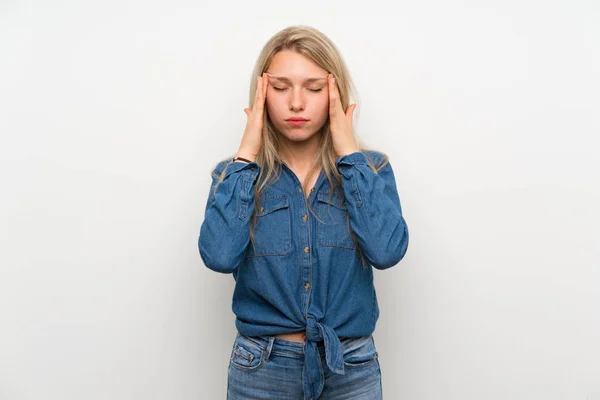 Junge Blonde Frau Über Isolierte Weiße Wand Mit Kopfschmerzen — Stockfoto
