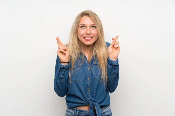 Mujer Rubia Joven Sobre Pared Blanca Aislada Con Los Dedos — Foto de Stock