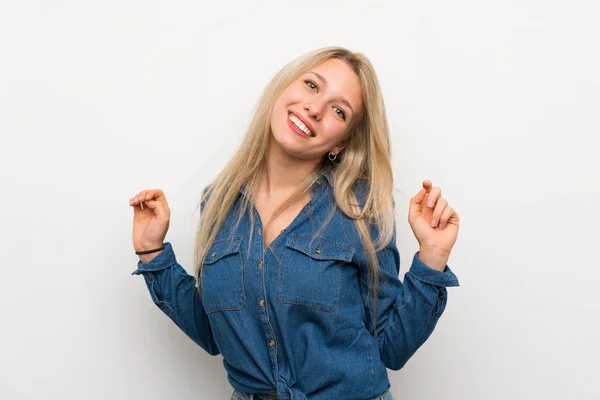 Junge Blonde Frau Über Isolierte Weiße Wand Lächelnd — Stockfoto