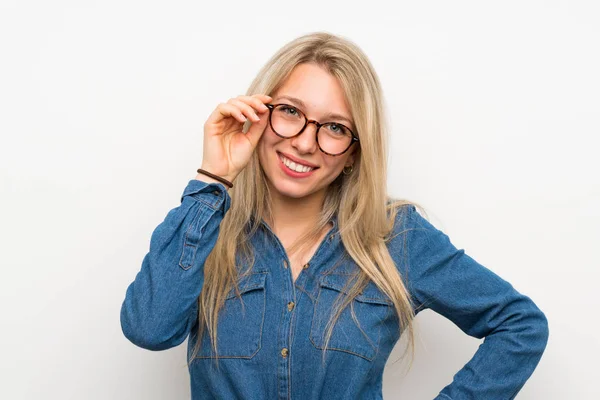 Junge Blonde Frau Über Isolierte Weiße Wand Mit Brille Und — Stockfoto