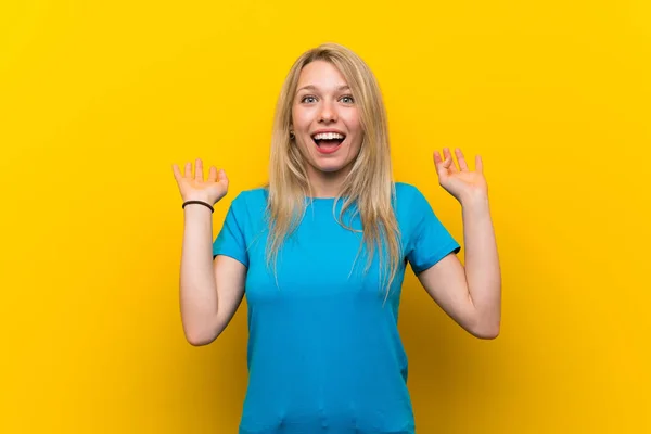 Jonge Blonde Vrouw Geïsoleerde Gele Achtergrond Glimlachen Veel — Stockfoto