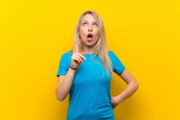 Young Blonde Woman Isolated Yellow Background Pointing Surprised — Stock Photo, Image