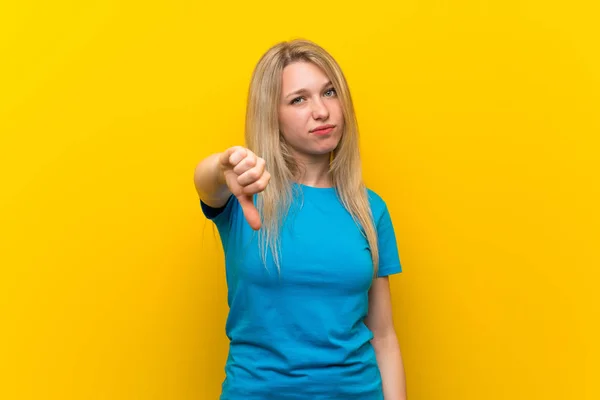 Mujer Rubia Joven Sobre Fondo Amarillo Aislado Mostrando Pulgar Hacia — Foto de Stock