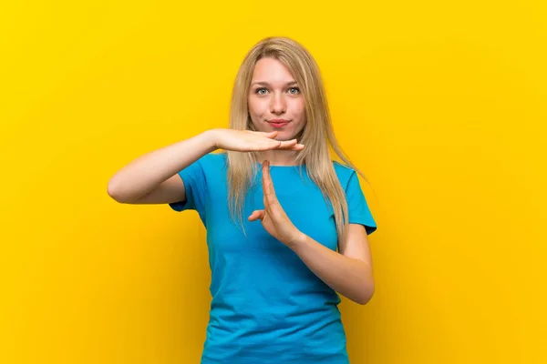 Jonge Blonde Vrouw Geïsoleerde Gele Achtergrond Maken Tijd Uit Gebaar — Stockfoto