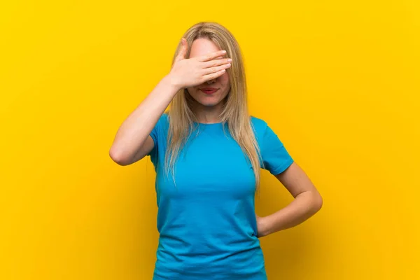 Young Blonde Woman Isolated Yellow Background Covering Eyes Hands Want — 스톡 사진