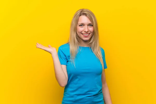 Jonge Blonde Vrouw Geïsoleerde Gele Achtergrond Houden Copyspace Imaginaire Palm — Stockfoto