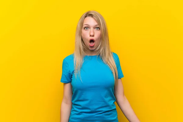Jovem Loira Sobre Fundo Amarelo Isolado Com Expressão Facial Surpresa — Fotografia de Stock