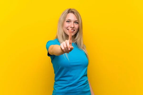 Jonge Blonde Vrouw Geïsoleerde Gele Achtergrond Tonen Heffen Van Een — Stockfoto