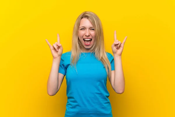 Jonge Blonde Vrouw Geïsoleerde Gele Achtergrond Maken Rock Gebaar — Stockfoto