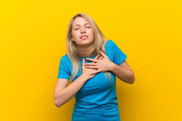 Giovane Donna Bionda Sfondo Giallo Isolato Con Dolore Cuore — Foto Stock