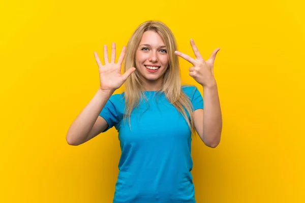 Jonge Blonde Vrouw Geïsoleerde Gele Achtergrond Tellen Acht Met Vingers — Stockfoto